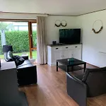 Дом отдыха Dubbele Op Recreatiepark Topparken Op De Veluwe In Met Grote Vrije Tuin En Eigen Parkeerplaats Бикберген